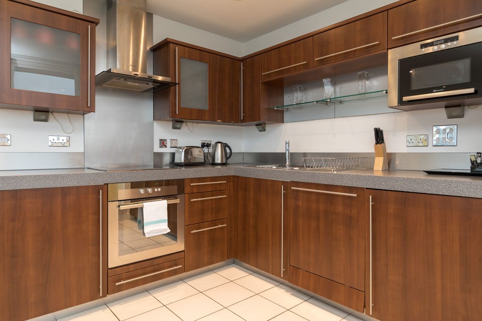 Full-size fridge, microwave, oven, stovetop