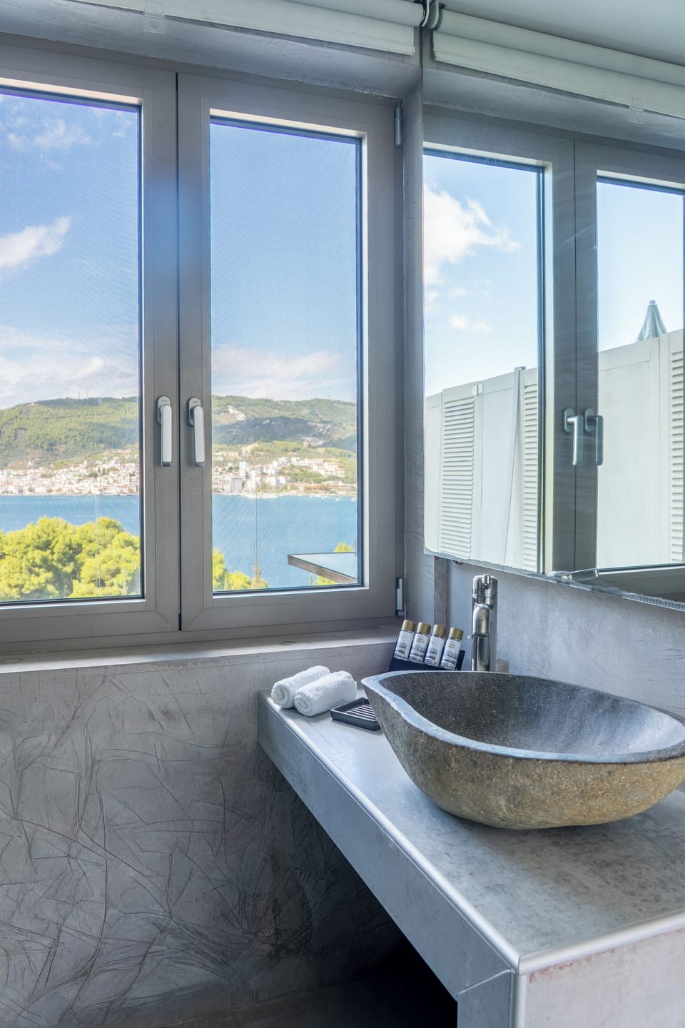 Deluxe Family Suite With Sea View | Bathroom | Shower, rainfall showerhead, designer toiletries, hair dryer