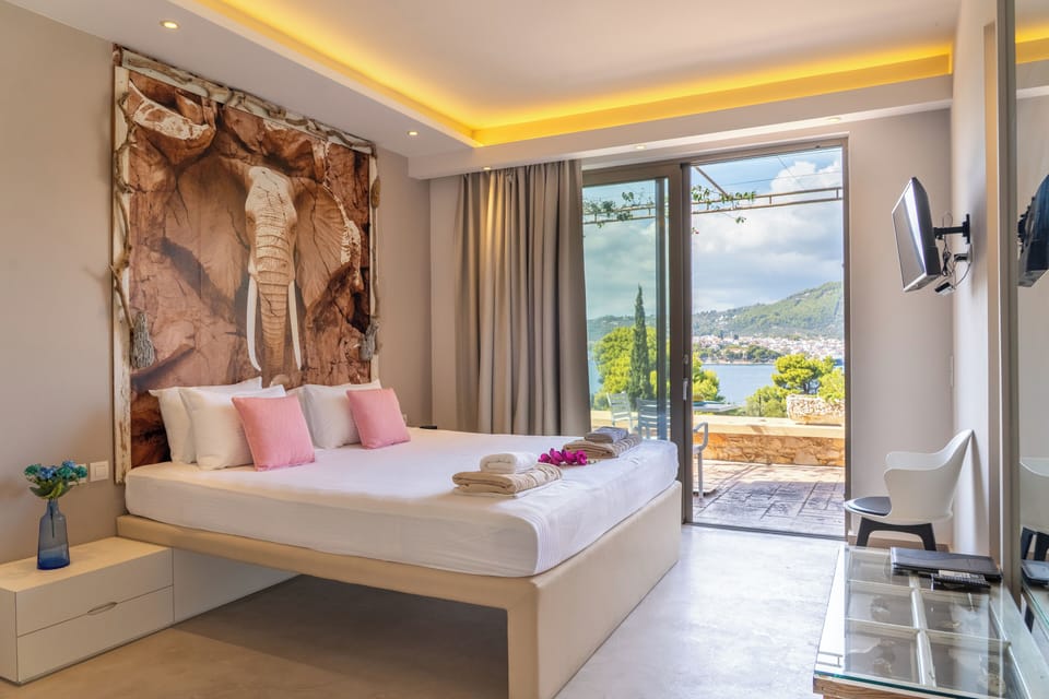 Suite, 1 Bedroom, Sea View | Minibar, in-room safe, desk, blackout drapes