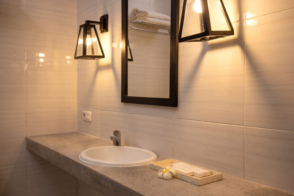 Standard Double Room | Bathroom | Shower, free toiletries, towels