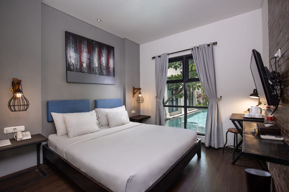 Deluxe Double Room, Pool View | Room amenity