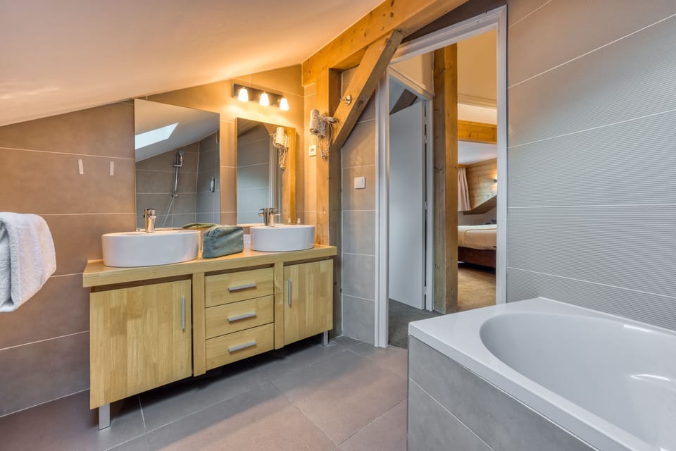 Family Suite, Pool Access | Bathroom | Hair dryer, towels, soap, shampoo