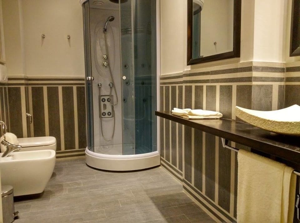 Superior Double Room | Bathroom | Shower, free toiletries, bidet, towels