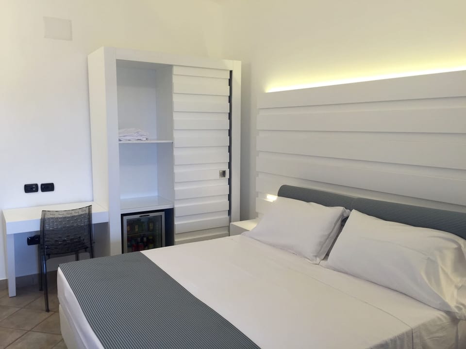 Double Room, Jetted Tub | Premium bedding, minibar, in-room safe, desk