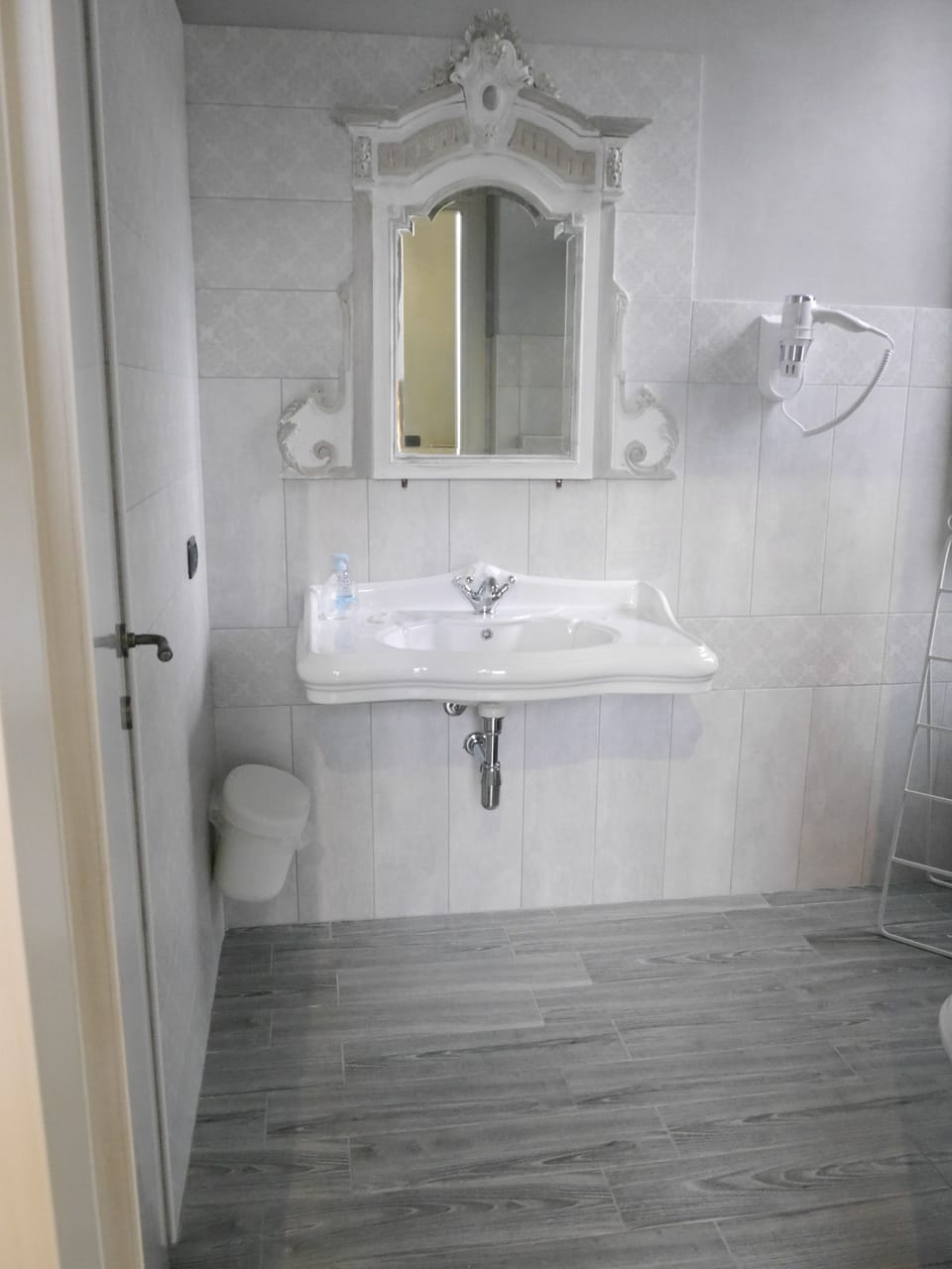 Grand Double Room, 1 Bedroom | Bathroom | Shower, free toiletries, hair dryer, bathrobes