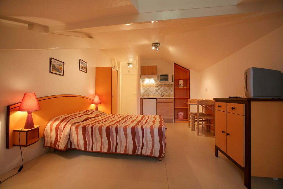 Studio | Blackout drapes, iron/ironing board (on request), cribs (free)