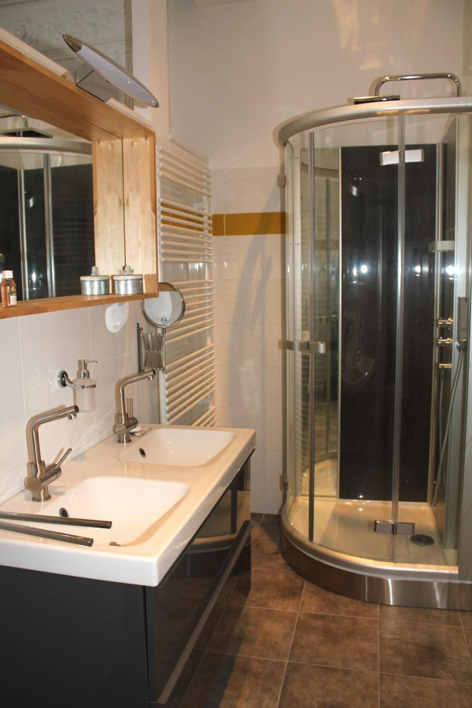 Shower, rainfall showerhead, free toiletries, hair dryer