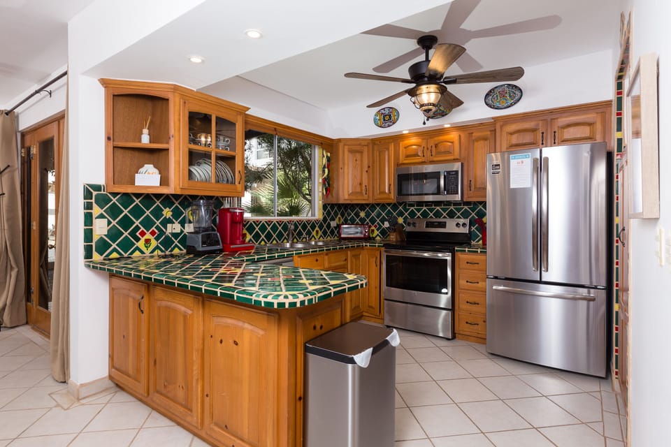 Family Townhome, 3 Bedrooms | Private kitchen | Fridge, microwave, oven, stovetop