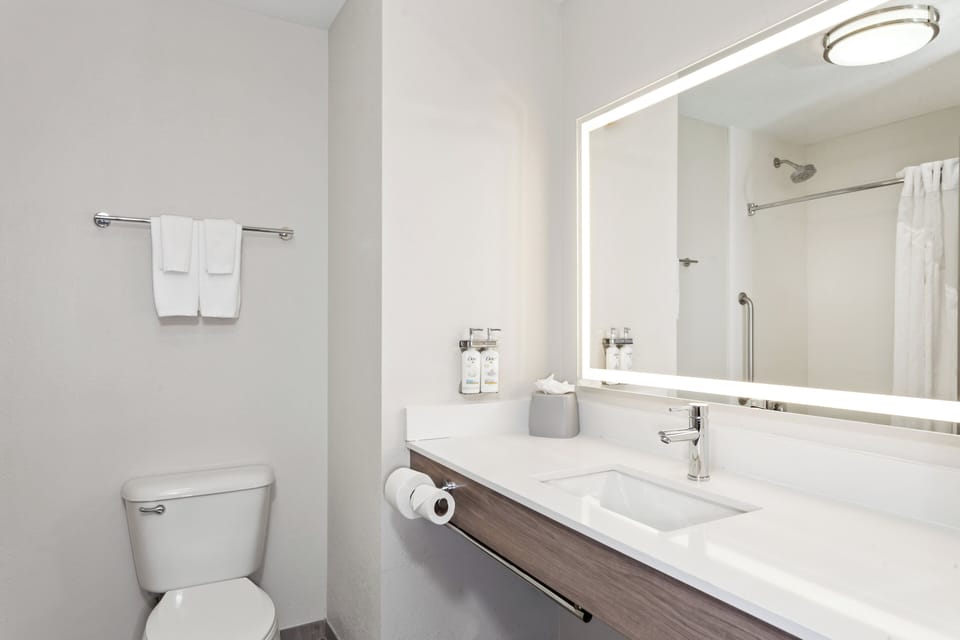 Combined shower/tub, hair dryer, towels
