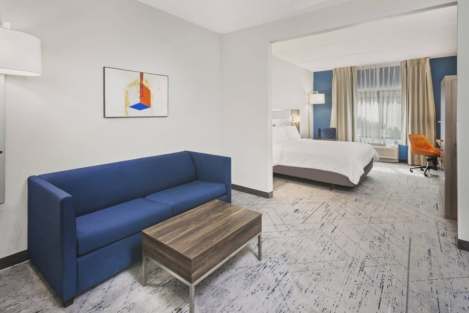 Suite, 1 King Bed (Additional Living Area) | Premium bedding, in-room safe, desk, blackout drapes