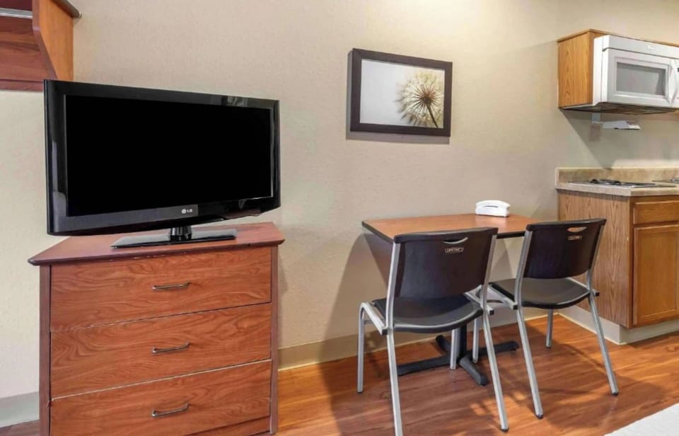 Room, 1 Double Bed, Accessible Bathtub, Non Smoking (Kitchen) | Desk, laptop workspace, iron/ironing board (on request), WiFi (free)