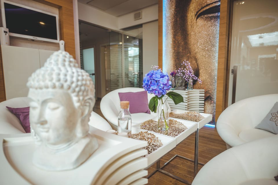 Couples treatment rooms, sauna, steam room, body treatments