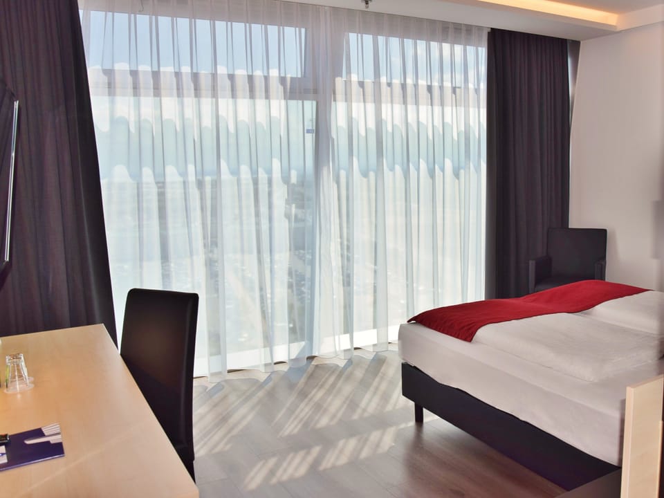 Panoramic Double Room, 1 Queen Bed, Non Smoking, Lake View (Tower) | Hypo-allergenic bedding, in-room safe, desk, laptop workspace