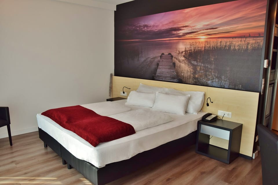 Panoramic Double Room, 1 Queen Bed, Non Smoking, Lake View (Tower) | Hypo-allergenic bedding, in-room safe, desk, laptop workspace