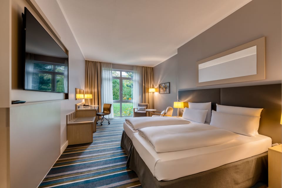 Standard Room, 1 Queen Bed | Hypo-allergenic bedding, in-room safe, desk, laptop workspace