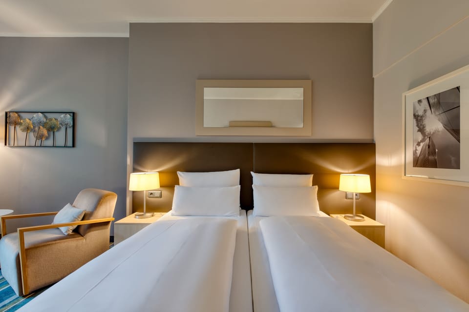 Standard Room, 1 Queen Bed | Hypo-allergenic bedding, in-room safe, desk, laptop workspace