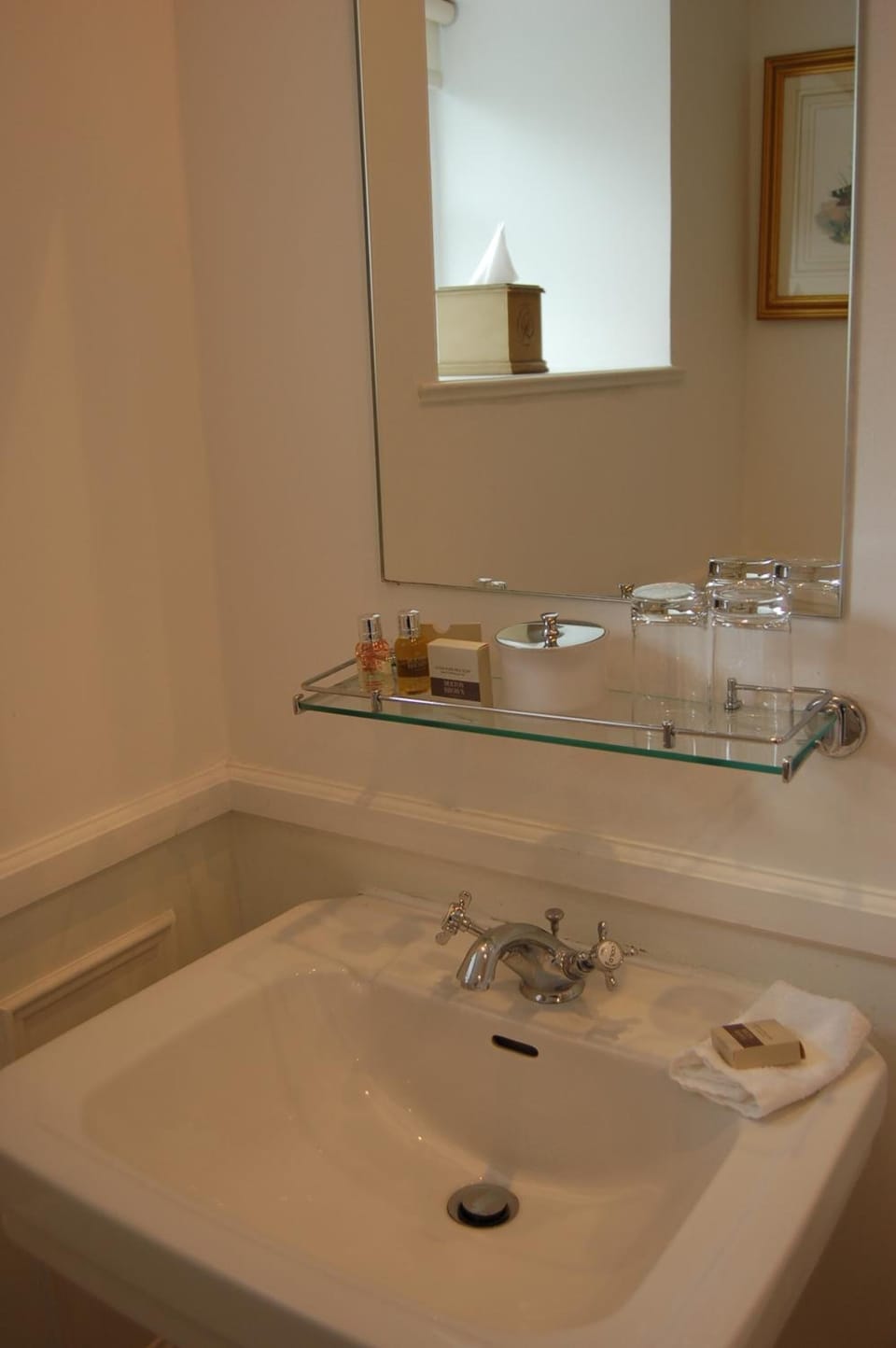 Combined shower/tub, free toiletries, hair dryer, towels