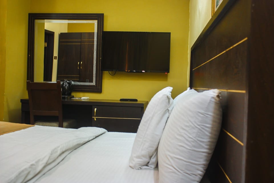 Apartment, 2 Bedrooms | Desk, internet