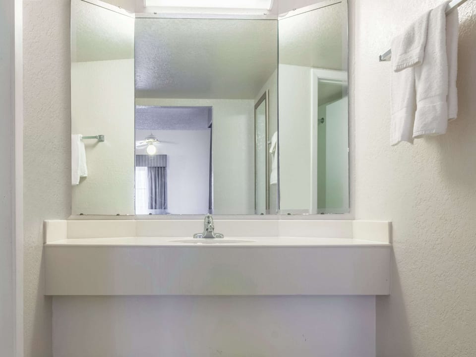 Combined shower/tub, eco-friendly toiletries, hair dryer, towels