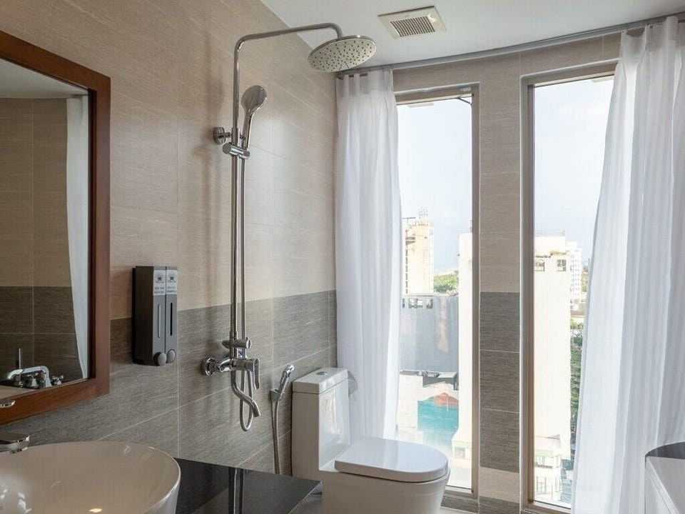 Separate tub and shower, hydromassage showerhead, free toiletries