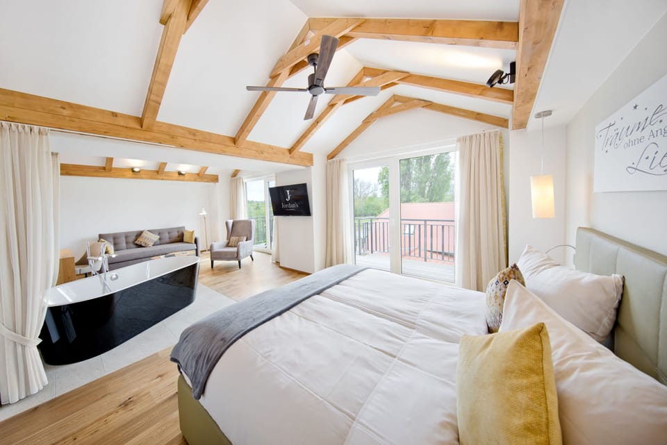 Suite, Balcony | In-room safe, desk, WiFi (free), bed sheets
