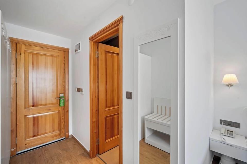 Standard Room, City View | Minibar, in-room safe, desk, laptop workspace