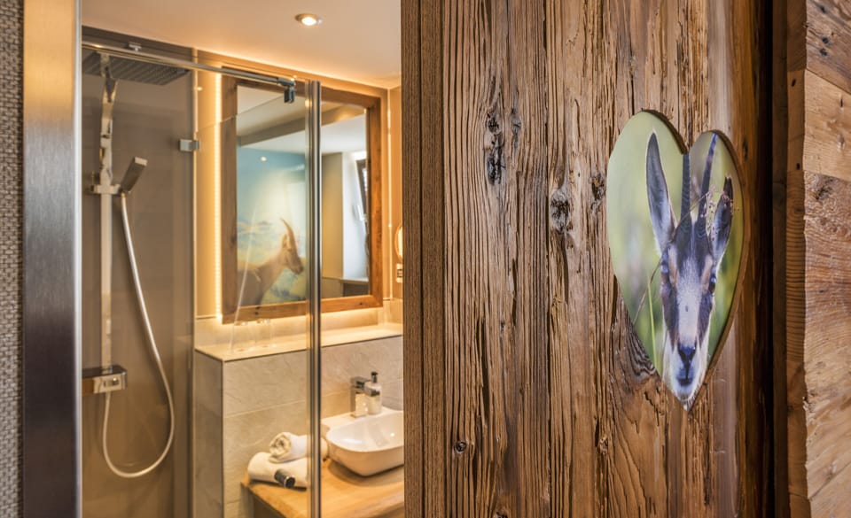 Premium Studio Suite, 1 Bedroom | Bathroom | Shower, rainfall showerhead, towels