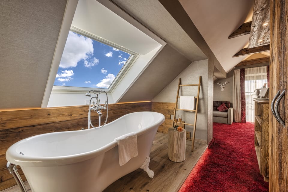 Premium Studio Suite, 1 Bedroom | Bathroom | Shower, rainfall showerhead, towels