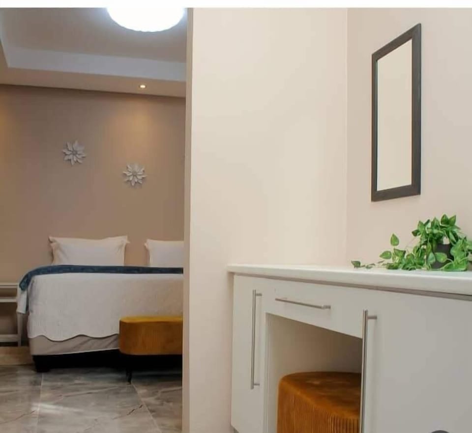 Executive House | 1 bedroom, in-room safe, iron/ironing board, WiFi (free)