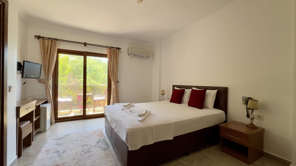 Standard Room | Minibar, desk, iron/ironing board, free WiFi