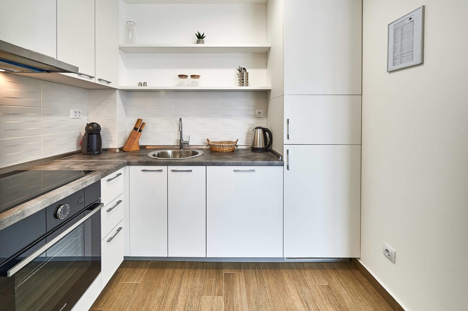 Fridge, stovetop, dishwasher, coffee/tea maker