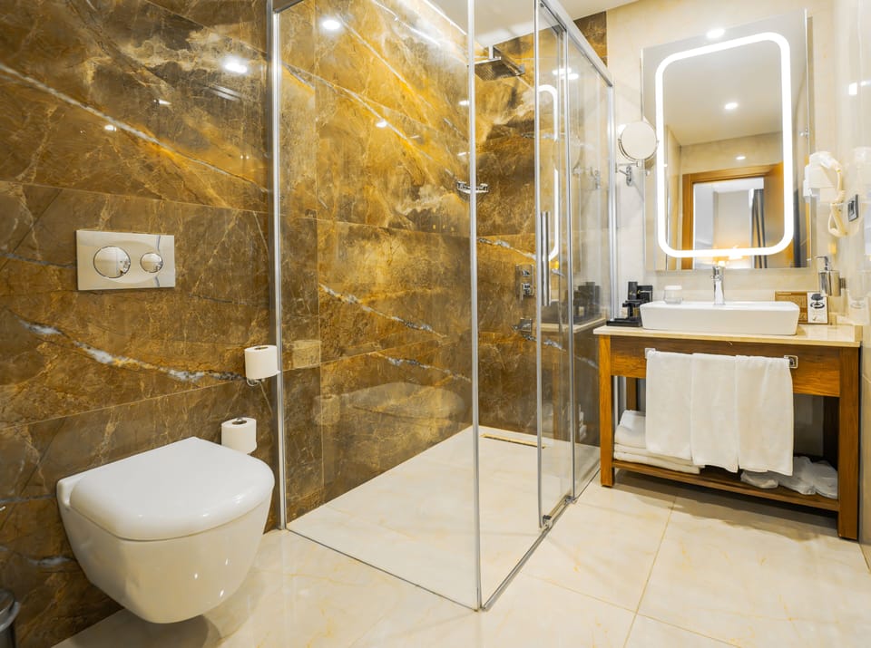 Deluxe Double Room | Bathroom | Shower, free toiletries, hair dryer, slippers