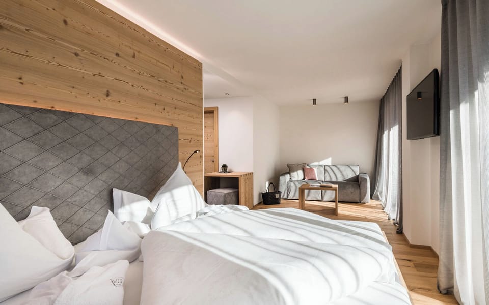 Junior Double Room, Balcony | In-room safe, WiFi (free), bed sheets