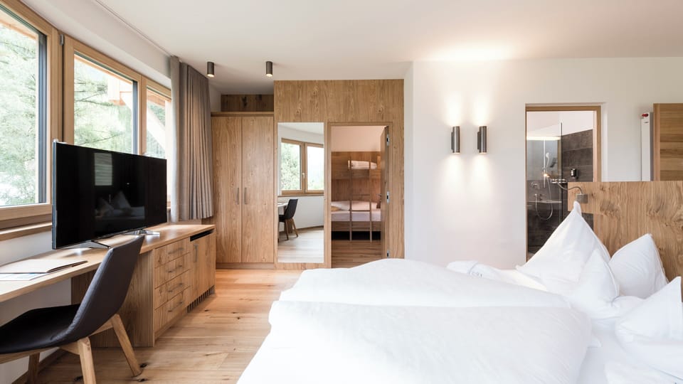 Deluxe Quadruple Room | In-room safe, WiFi (free), bed sheets