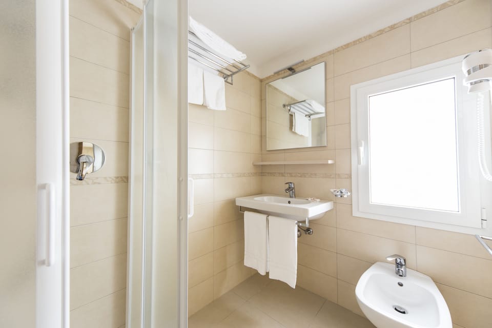 Panoramic Room | Bathroom | Shower, free toiletries, hair dryer, towels