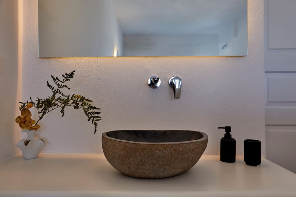 Honeymoon Suite | Bathroom | Shower, free toiletries, hair dryer, towels