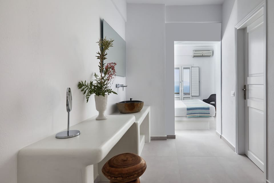 Superior Suite | Bathroom | Shower, free toiletries, hair dryer, towels