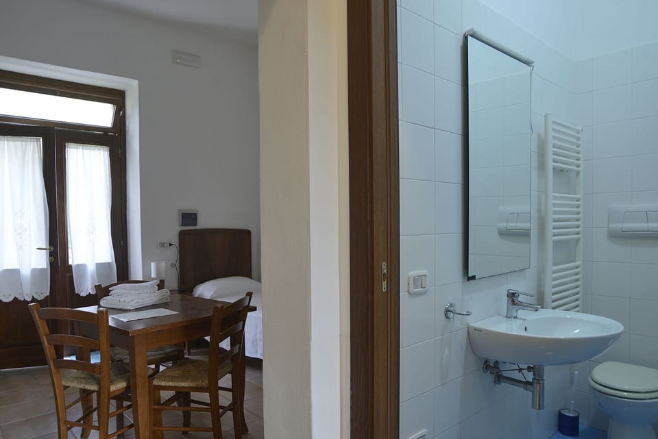 Family Room | Bathroom | Shower, hair dryer, bidet, towels