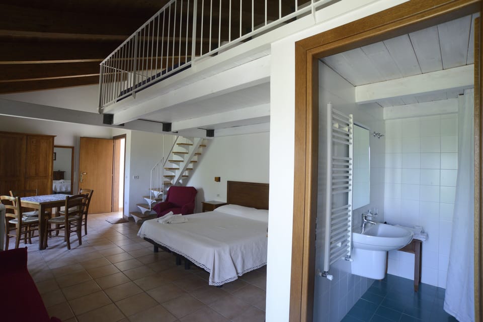 Junior Suite | Bathroom | Shower, hair dryer, bidet, towels