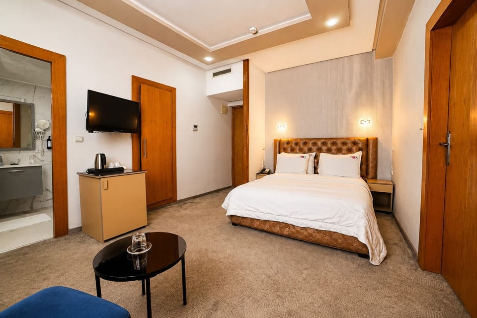 Suite | Minibar, desk, laptop workspace, blackout drapes