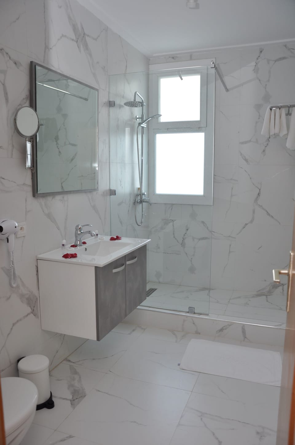 Bathtub, free toiletries, hair dryer, towels