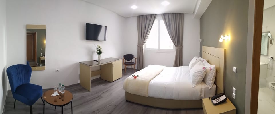 Room, 1 King Bed | Minibar, individually furnished, desk, laptop workspace