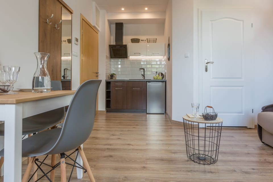 Business Triple Room, 1 Bedroom | 1 bedroom, soundproofing, WiFi (free), individually decorated