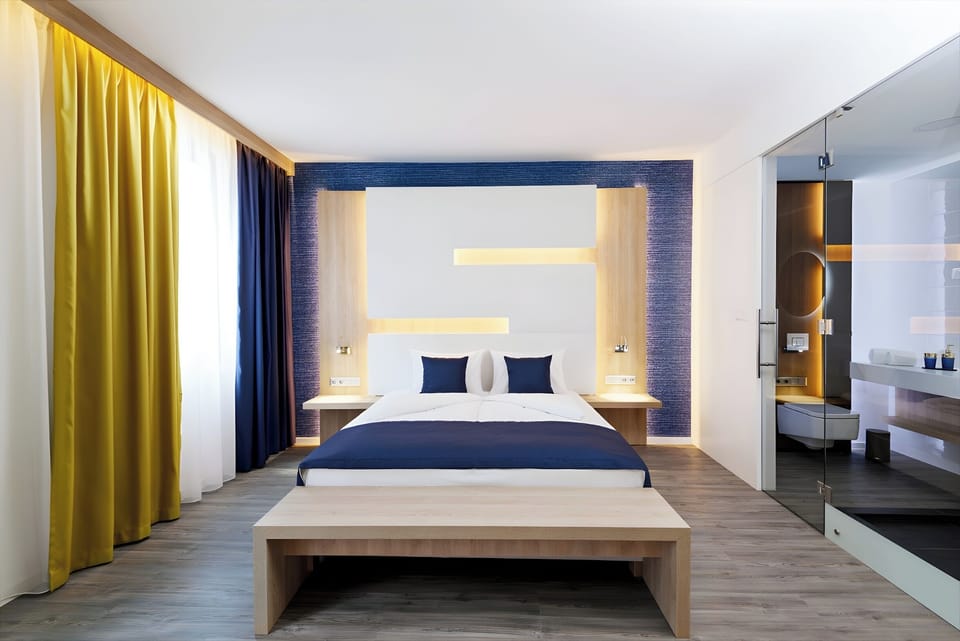Deluxe Double Room, 1 King Bed | Premium bedding, in-room safe, desk, soundproofing