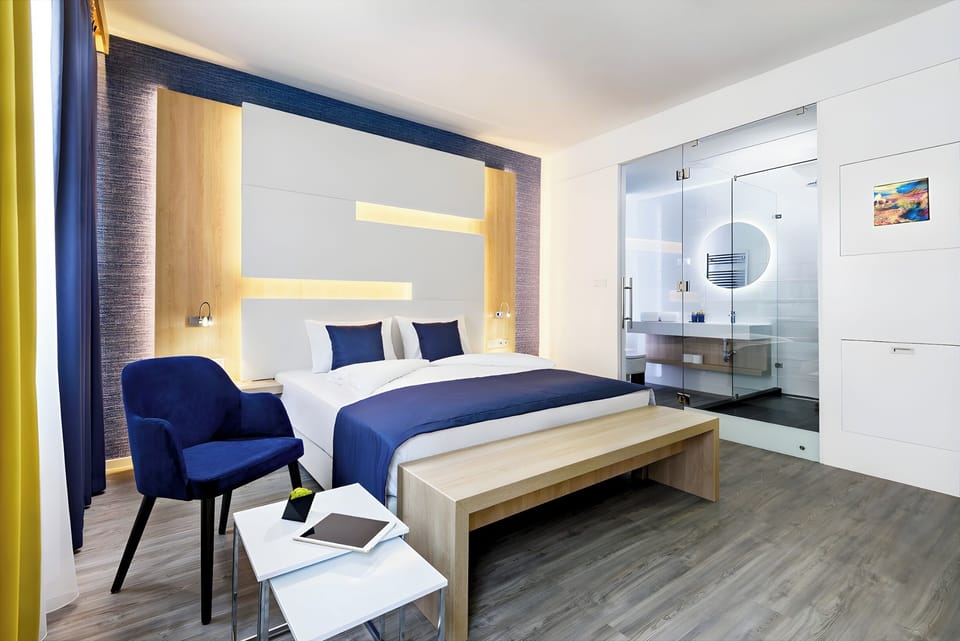 Deluxe Double Room, 1 King Bed | Premium bedding, in-room safe, desk, soundproofing