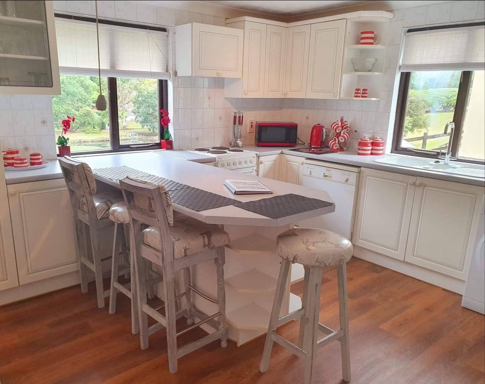 Family Villa, 3 Bedrooms, Lake View | Private kitchen | Full-size fridge, microwave, oven, stovetop