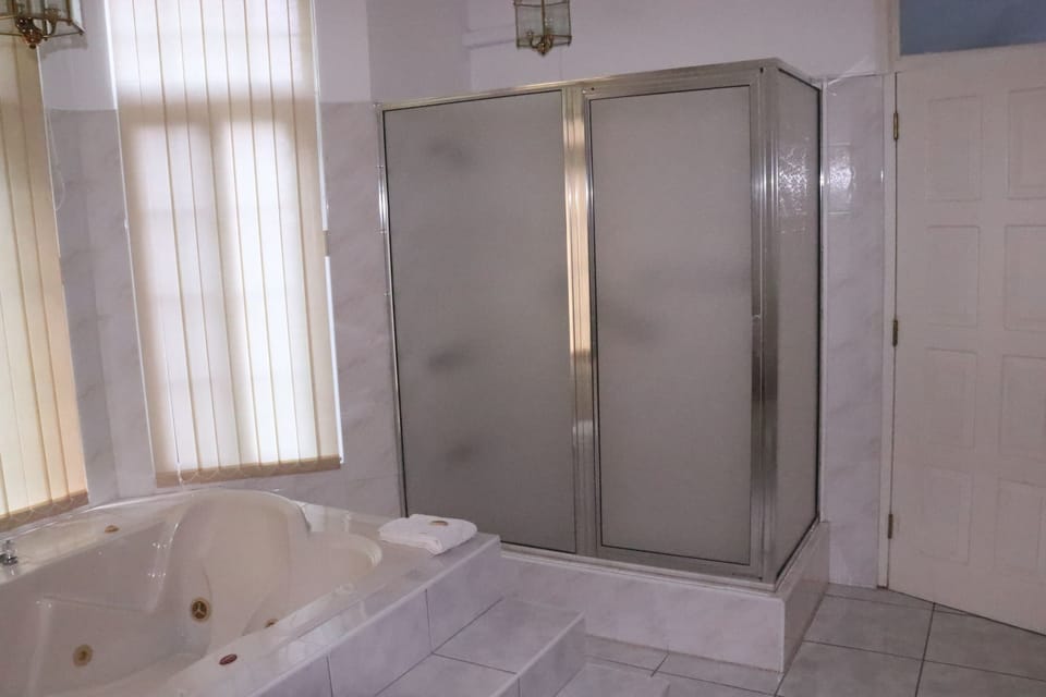 Luxury Suite, 1 King Bed, Jetted Tub, Ocean View | Bathroom | Shower, free toiletries, towels