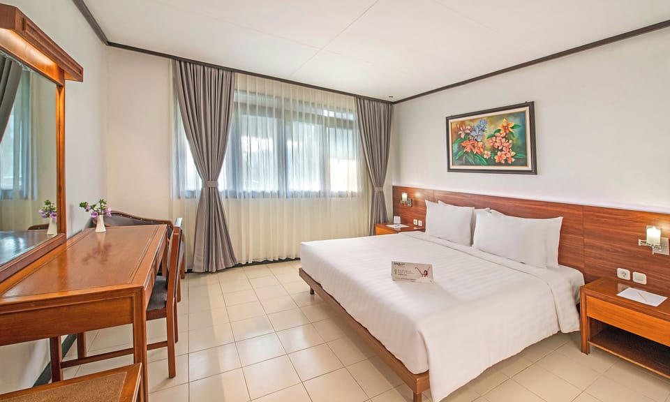 Family Room | Desk, free WiFi
