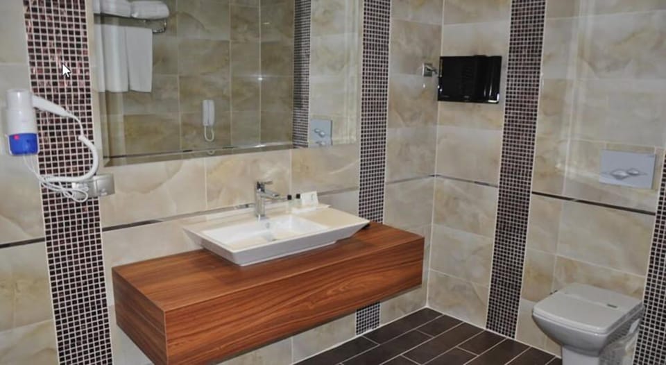 Standard Room | Bathroom | Shower, free toiletries, hair dryer, slippers