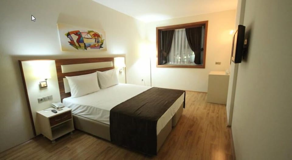 Standard Room | Minibar, in-room safe, desk, cribs (free)